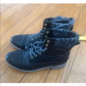Black combat boots. Fall/winter season . Size 7